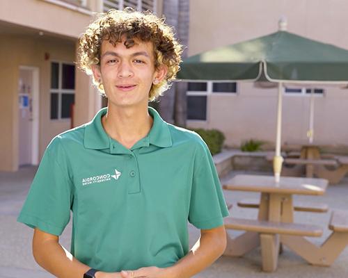 Michael Vaquilar giving a guided campus tour